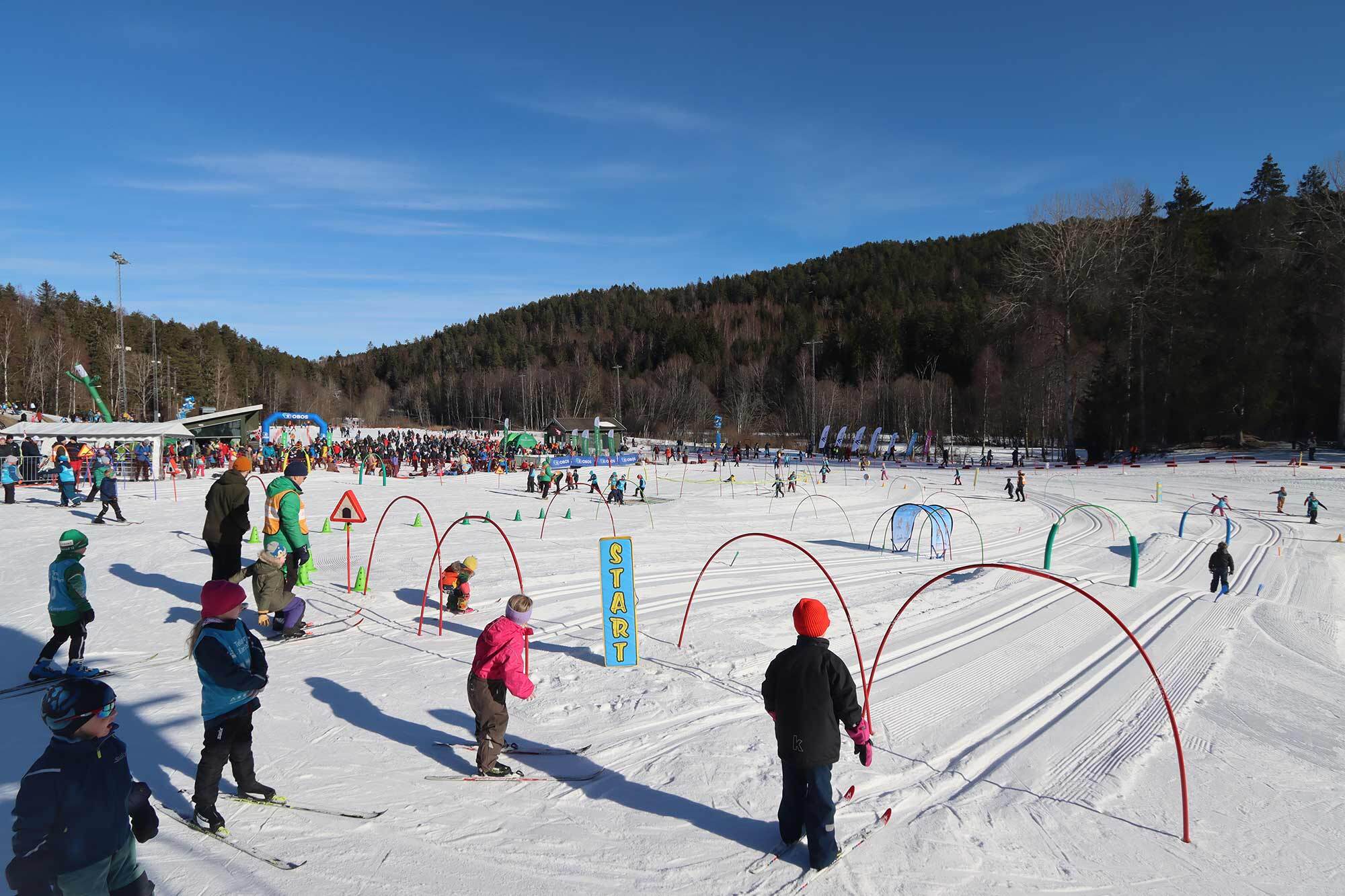 Barn på ski og lek